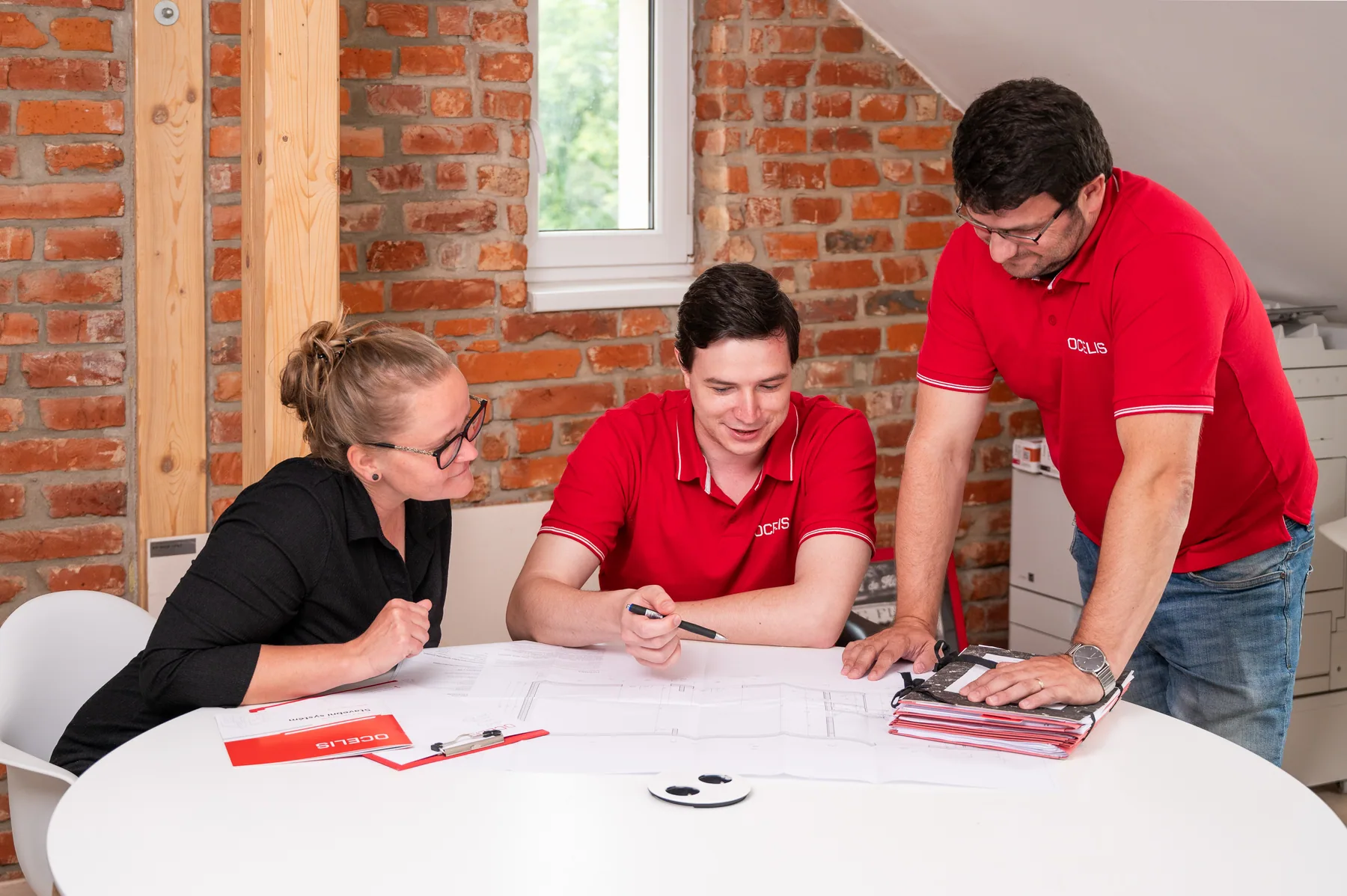 Konzultace klienta, architekta a projektanta nad dokumentací nového domu